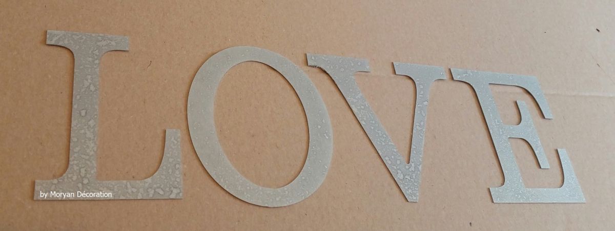 Letra decorativa em zinco AMOR 30 cm
