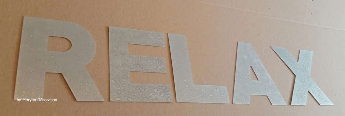 Letra decorativa em zinco RELAX 20 cm