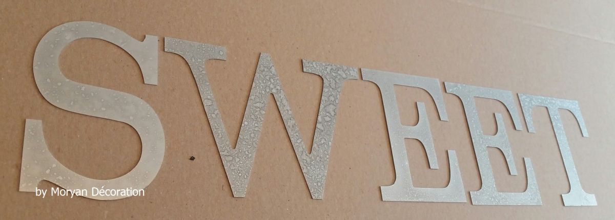 Letra decorativa de zinco SWEET 30 cm