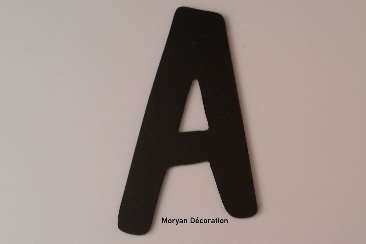Letra plástica PVC preto DOM CASUAL
