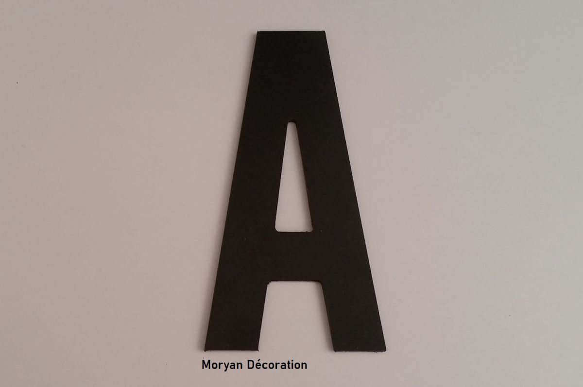 Letra plástica PVC preto BATON